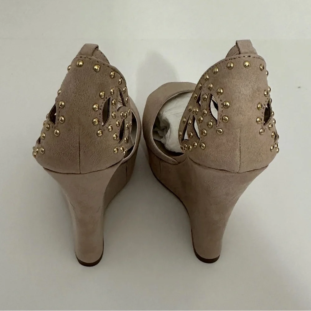 NIB JustFab Clea Nude Studded Cutout Wedge Heels Sandals Size 8.5 Platform Shoes